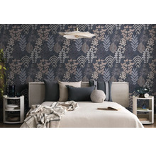 Slaapkamer met botanisch behang met verschillende bladontwerpen. Ervoor staat een bed met een licht hoofdbord en decoratieve kussens.