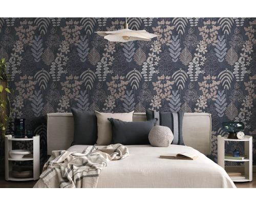 Slaapkamer met botanisch behang met verschillende bladontwerpen. Ervoor staat een bed met een licht hoofdbord en decoratieve kussens.