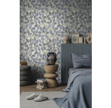 Moderne slaapkamer met behang met bladpatroon. Bed met grijs beddengoed, geribbeld wandelement en een houten tafel met vaas.