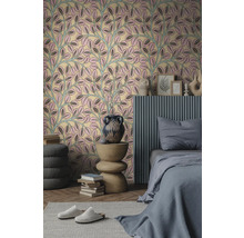 Vliesbehang met bladpatroon in roze en grijs in een modern ingerichte slaapkamer met grijs bed en houten bijtafel.