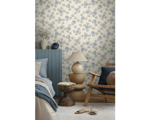 Vliesbehang met ginkgobladmotief en cirkels in een lichte kamer met houten meubels, tafellamp en bed.