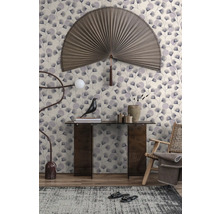 Vliesbehang met ginkgobladpatroon in een modern ingerichte woonkamer met consoletafel, wandwaaier en fauteuil.