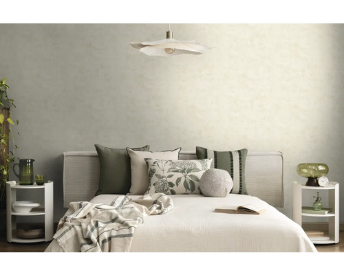 Helder ingerichte slaapkamer met bed, sierkussens, gestreept hoofdbord en gestructureerd behang.