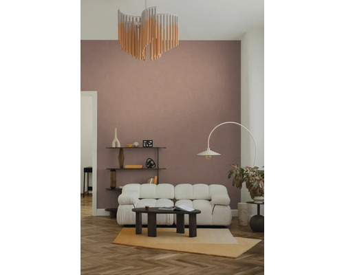 Moderne, lichte woonkamer met een witte bank, donkere salontafel, booglamp en wandplank op visgraatparket voor een muur.