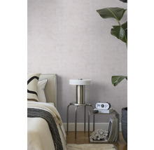 Moderne slaapkamer met lichtpaars structuurbehang, een metalen lamp op een krukje en een grote groene kamerplant.