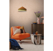 Modern ingerichte woonkamer met een oranje fauteuil, een kussen met patroon, een drielaagse hanglamp och een houten dressoir.