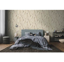 Lichte, modern ingerichte slaapkamer met vliesbehang met gestileerd bladmotief, een blauw bed en een donker tapijt.