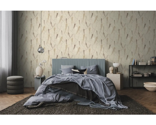 Lichte, modern ingerichte slaapkamer met vliesbehang met gestileerd bladmotief, een blauw bed en een donker tapijt.