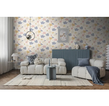 Behang met bloemenpatroon in een modern ingerichte woonkamer met witte bank en blauw dressoir.