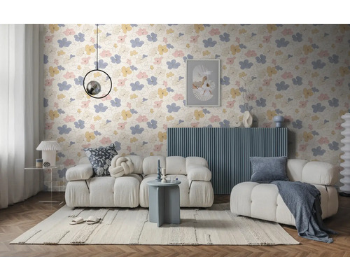 Behang met bloemenpatroon in een modern ingerichte woonkamer met witte bank en blauw dressoir.