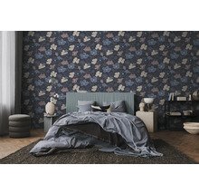 Vliesbehang met bloemenpatroon in een modern ingerichte slaapkamer met grijs bed en donker tapijt.