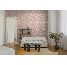 Moderne woonkamer met behang met bladpatroon, modulaire bank, salontafel, parketvloer en booglamp.