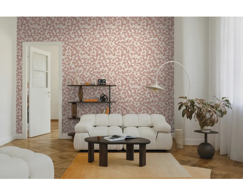 Moderne woonkamer met behang met bladpatroon, modulaire bank, salontafel, parketvloer en booglamp.