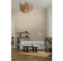 Lichte, georganiseerde woonkamer met behang met bladpatroon, witte modulaire bank, donkere salontafel, booglamp en houten rek.