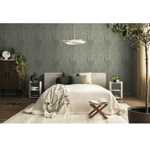 Slaapkamer met vliesbehang met botanisch bladpatroon in groen en blauw, licht bed, houten meubels en kamerplanten.