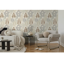 Licht vliesbehang met botanisch bladpatroon in een modern ingerichte woonkamer met bank, fauteuil en parketvloer. Helder en georganiseerd.