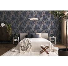Moderne slaapkamer met donker behang met bladpatroon, een wit bed, houten meubels en kamerplanten.