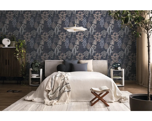 Moderne slaapkamer met donker behang met bladpatroon, een wit bed, houten meubels en kamerplanten.