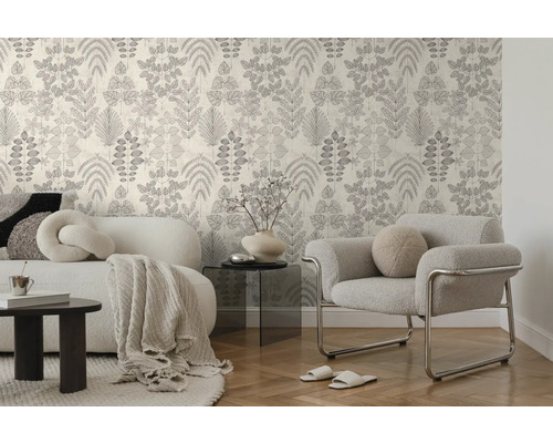 Behang met botanisch bladmotief in een modern ingerichte woonkamer met bank, fauteuil en parketvloer.