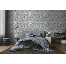 Lichte, moderne slaapkamer met vliesbehang met paars en groen bladerpatroon, een gestoffeerd bed en houten vloer.