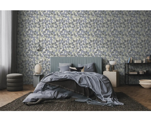 Lichte, moderne slaapkamer met vliesbehang met paars en groen bladerpatroon, een gestoffeerd bed en houten vloer.