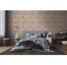 Slaapkamer met patroonbehang in bladlook, een bed met lattenhoofdbord, een poef en tapijt in modern design.