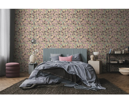 Slaapkamer met patroonbehang in bladlook, een bed met lattenhoofdbord, een poef en tapijt in modern design.
