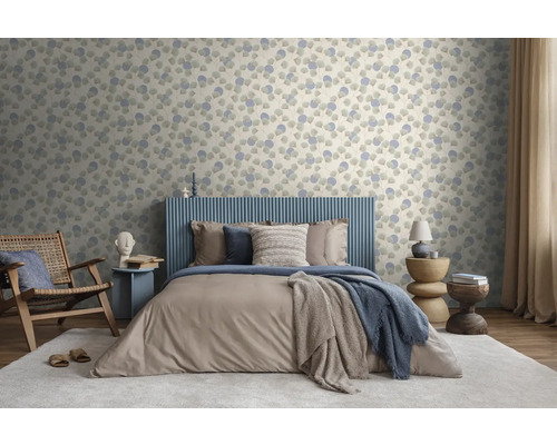 Moderne slaapkamer met vliesbehang met bloemenpatroon, blauw hoofdbord, bruin beddengoed, houten meubels en licht tapijt.