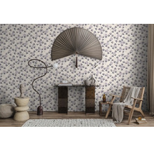 Moderne woonkamer met vliesbehang met ginkgo-bladpatroon, een glazen consoletafel en een houten fauteuil.