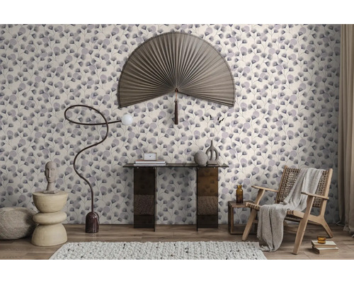 Moderne woonkamer met vliesbehang met ginkgo-bladpatroon, een glazen consoletafel en een houten fauteuil.