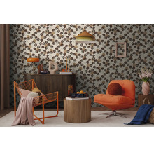 Moderne kamer met bloemenbehang, oranje fauteuils, een houten dressoir en decoratieve verlichting.