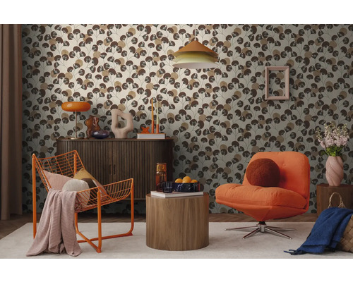 Moderne kamer met bloemenbehang, oranje fauteuils, een houten dressoir en decoratieve verlichting.
