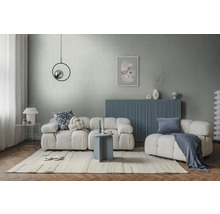 Moderne lichte woonkamer met witte modulaire bank, blauw dressoir, grijs wandontwerp, licht tapijt en ronde bijzettafel.