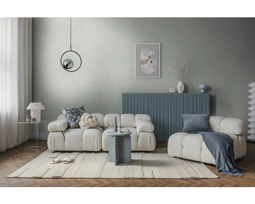 Moderne lichte woonkamer met witte modulaire bank, blauw dressoir, grijs wandontwerp, licht tapijt en ronde bijzettafel.
