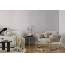 Moderne woonkamer met lichtgrijs behang met textuur, een witte bank, een grijze fauteuil met metalen frame en een lichte parketvloer.