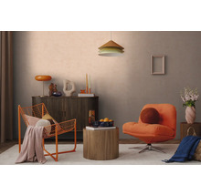 Modern ingerichte woonkamer met een oranje draadstoel, fauteuil, donker dressoir en een ronde houten bijzetafel tegen een lichtgrijze muur.