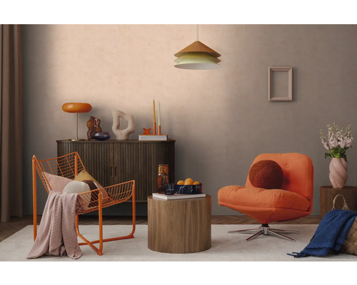 Modern ingerichte woonkamer met een oranje draadstoel, fauteuil, donker dressoir en een ronde houten bijzetafel tegen een lichtgrijze muur.