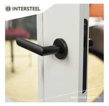 Zwarte Intersteel deurklink gemonteerd op een witte deur. Intersteel Logo.
