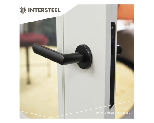 Zwarte Intersteel deurklink gemonteerd op een witte deur. Intersteel Logo.