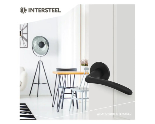 Intersteel Logo. Zwarte deurkruk op een witte deur in een lichte, modern ingerichte kamer met tafel, stoelen en vloerlamp.