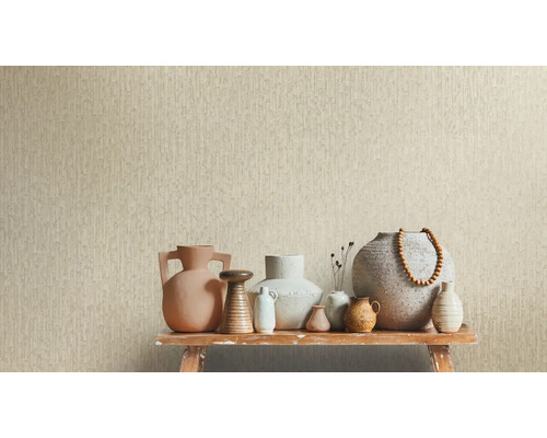 Beige vliesbehang met verticale structuur achter een selectie keramieken vazen op een rustieke houten bank.