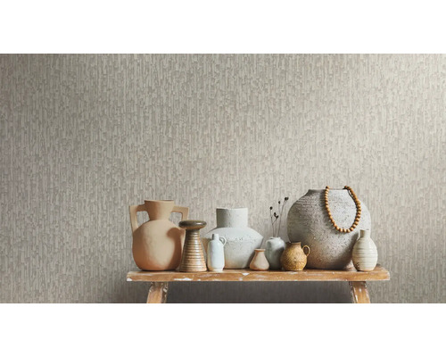 Vliesbehang met structuur, met decoratieve keramische vazen op een rustieke houten bank.