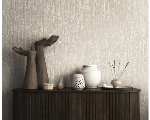 Behang met abstract verticaal structuurpatroon achter een houten dressoir met decoratieve vazen en sculpturen.