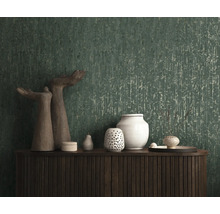 Donkergroen behang met verticale textuur achter een dressoir van donker hout met decoratieve vazen.
