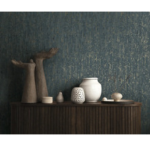 Vliesbehang met verticale structuur achter een houten dressoir met verschillende keramische vazen en sculpturen in een modern design.