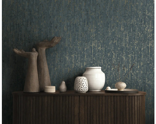 Vliesbehang met verticale structuur achter een houten dressoir met verschillende keramische vazen en sculpturen in een modern design.