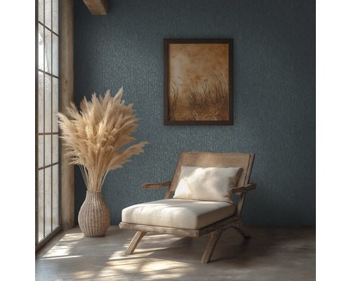 Rustieke kamer met getextureerde wand, houten stoel met rotan, vaas met pampasgras en ingelijste foto in natuurlijk daglicht.