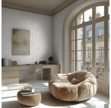 Moderne, lichte kamer met een grote ronde stoffen fauteuil, een bureau met een transparante stoel en een groot boogvenster.