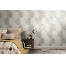 Moderne slaapkamer met vliesbehang met botanisch palmbladpatroon, gecombineerd met een bed, een houten nachtkastje en een tapijt.