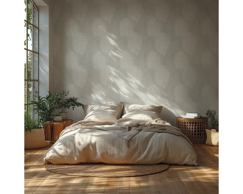 Lichte slaapkamer met palmbladbehang, houten vloer, bed met linnen beddengoed, rond jute vloerkleed en kamerplanten in het zonlicht.